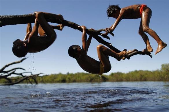 Trẻ em Yawalapiti tắm sông