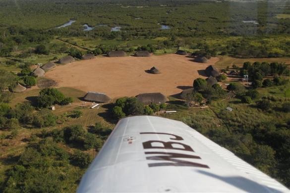 Làng của người Yawalapiti trong công viên Xingu nhìn từ trên không.