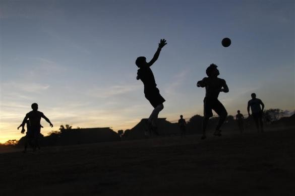 Thanh niên Yawalapiti thi đấu bóng đá trước khi cử hành lễ Quarup