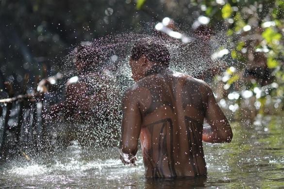 Người Yawalapiti bắt cá trong công viên quốc gia Xingu