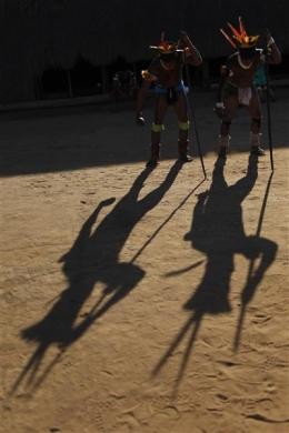 Người Yawalapiti thể hiện một điệu múa truyền thống ngày 7/5/2012. Nhiều năm tiếp xúc với thế giới hiện đại không làm người Yawalapiti đánh mất các giá trị truyền thống của mình.