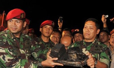 Các nhân viên cứu hộ Indonesia và hộp đen máy bay Sukhoi gặp nạn.