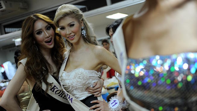 Jenna (giữa) với vẻ đẹp nổi bật tại cuộc thi Hoa hậu Hoàn vũ Canada 2012