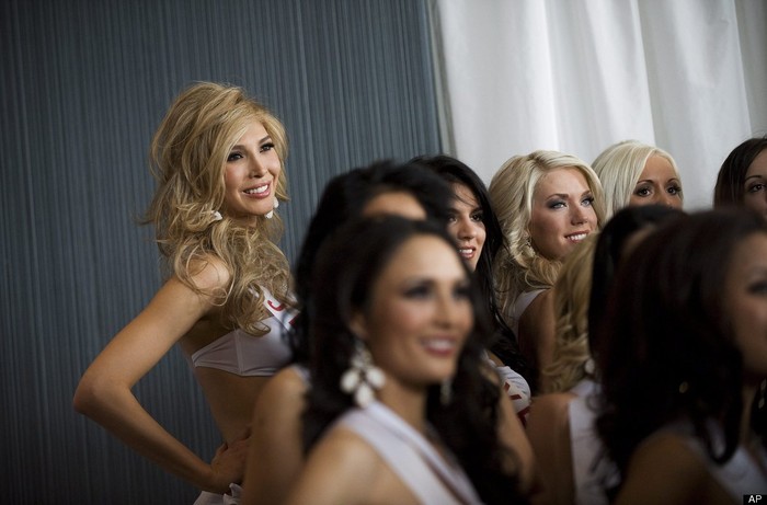 Jenna với vẻ đẹp nổi bật tại cuộc thi Hoa hậu Hoàn vũ Canada 2012