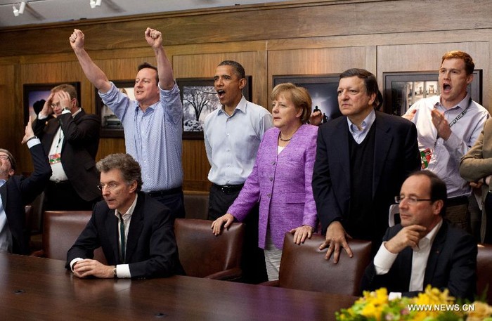 Các nhà lãnh đạo G8 hăng hái và chăm chú theo dõi pha đa luân lưu giữa đội Chelsea và Bayern Munich. Ảnh Tân Hoa Xã