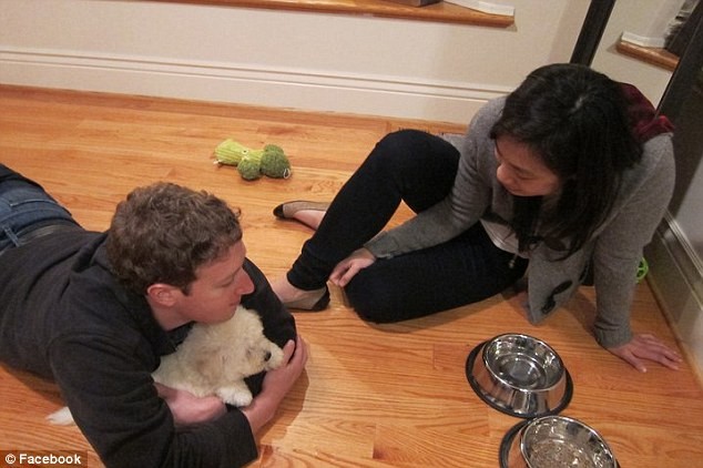 Mark Zuckerberg và Priscilla Chan cùng chú chú cưng.