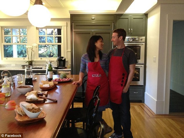 Cặp đôi nổi tiếng trong căn bếp tại nhà riêng của họ.