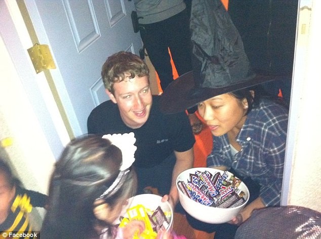 Vợ chồng Mark Zuckerberg trước khi cưới phát kẹo cho trẻ em trong lễ Halloween.