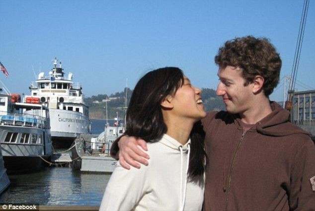 Cặp vợ chồng Zuckerberg đã quyết định sống chung vào năm 2010 sau 7 năm quen biết và yêu nhau.