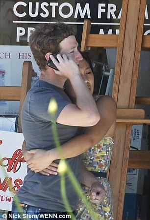 Cảnh thân mật của vợ chồng Zuckerberg trước khi cưới bị bắt gặp tại nơi công cộng