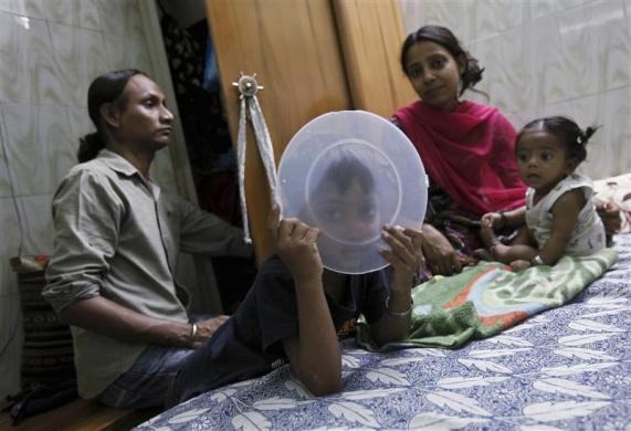 Seema bên cạnh những đứa con và vợ tại nhà riêng ngày 14/5/2012.