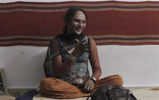 Seema cười rạng rỡ sau khi trang điểm và ăn mặc như phụ nữ ngày 15/5/2012.