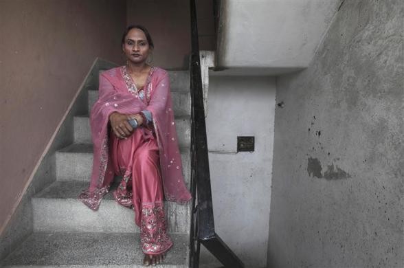 Seema mặc bộ trang phục truyền thống của phụ nữ Ấn Độ ngồi bên ngoài văn phòng tổ chức phi chính phủ hôm 14/5/2012.
