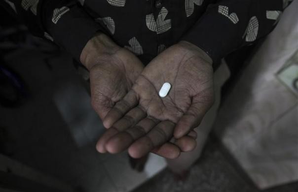 Seema cho xem viên thuốc kháng virus dùng để điều trị bệnh HIV/AIDS tại nhà riêng của mình ở New Delhi ngày 16/5/2012.