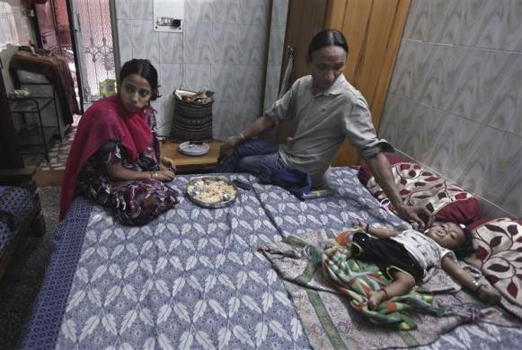 Seema cho con gái ăn trong bữa trưa đạm bạc của gia đình anh tại New Delhi ngày 14/5/2012.