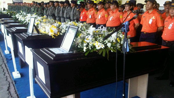 Thi thể các nạn nhân thiệt mạng trong vụ SSJ-100 bị rơi được bàn giao cho thân nhân và các nhân viên đại sứ quán tại Jakarta ngày 23/5.