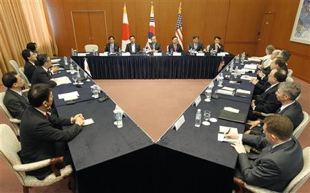 Đại diện Hàn Quốc (giữa), Nhật Bản (trái) và Mỹ tại các cuộc đàm phán ba chiều về vấn đề hạt nhân của Bắc Triều Tiên tại Bộ Ngoại giao ở thủ đô Seoul ngày 21/5/2012.