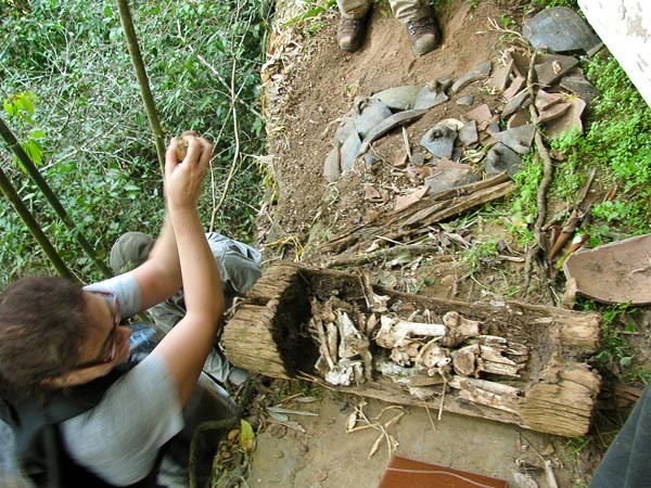 Một quan tài gỗ được tìm thấy trong nghĩa địa trên vách đá tại núi Khnorng Sroal, thuộc dãy núi Cardamom, tây nam Campuchia.