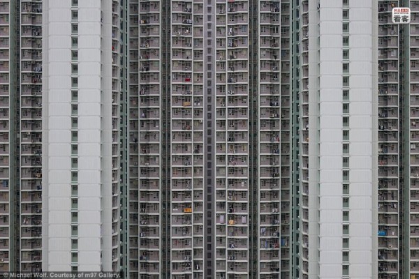 Cuối tháng 4/2007, Shek Kip Mei Estates lại được phá đi xây dựng lại. Nó sự kiện này đã trở thành nguồn cảm hứng cho nhiếp ảnh gia Đức thực hiện bộ ảnh "100 x 100" ghi lại cảnh sống của 100 hộ gia đình đã gắn bó với những căn hộ 9,3 m2 bên trong tòa nhà 50 năm tuổi.
