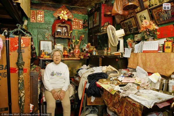 Bà Lam Sam Mui (93 tuổi) bên trong căn hộ của mình tại tòa nhà Shek Kip Mei , nơi bà đã cư trú 30 năm và sống bằng nghề bán hàng rong.