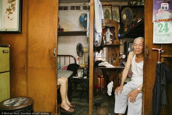 So Sheung (phải), 94 tuổi, đã sống tại đây 25 năm bằng nghề bán đồ ăn vặt cho trẻ con. Ông thích cuộc sống ở đây vì giá thuê nhà thấp.