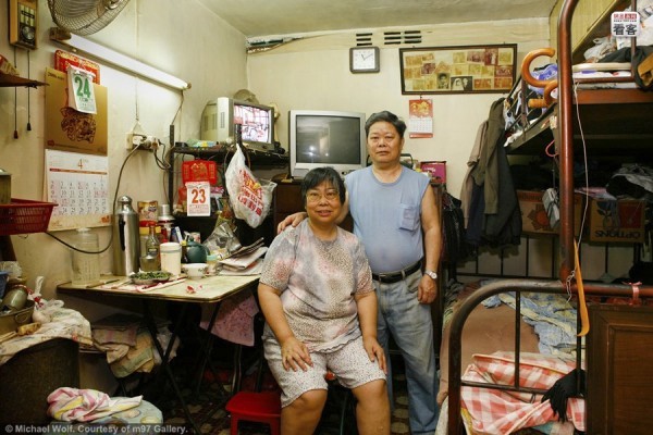Choi Ting Shou (phải), 69 tuổi, đã có 27 năm sống tại căn hộ này. Ông từng làm nhân viên bảo vệ và thích cuộc sống ở căn hộ chật hẹp này vì những người hàng xóm thân thiện.