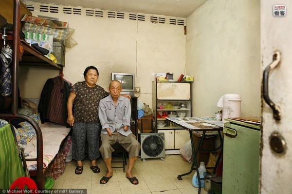 Bà Liu Kam Chiu (trái - 70 tuổi ) và ông Chung Fut (81 tuổi) tại căn hộ 9,3 m2 đã gắn bó 17 năm qua. Bà làm nghề dọn dẹp vệ sinh thuê trong khi ông bán hàng rong kiếm sống.