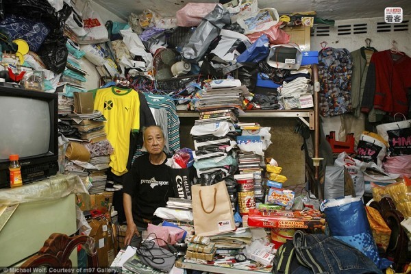 Ông Ma Gui Woon, 68 tuổi, trong căn hộ bừa bộn quần áo để bán cho các công nhân mà ông gắn bó trong 13 năm.