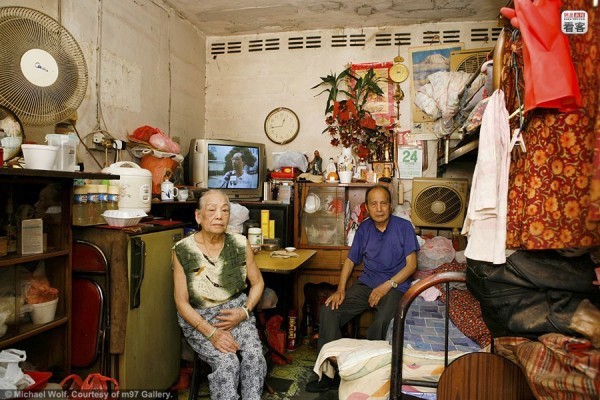 Bà Tam King, 82 tuổi trong căn hộ nhỏ bé 25 năm gắn bó nhưng vẫn không lỡ lìa xa vì nó nằm ở vị trí đi lại rất thuận tiện.