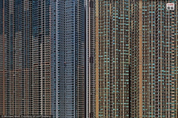 Do mật độ dân số cao cộng với quỹ đất hạn hẹp, người dân Hong Kong chủ yếu sống trong các chung cư cao tầng.