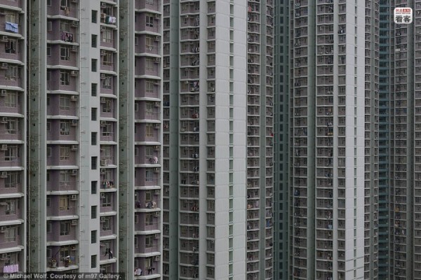 Theo số liệu thống kê năm 2011, 47,7% người Hong Kong phải sống trong các căn hộ chung cư công cộng (do chính quyền cấp chỗ ở) và nhà ở (do chính phủ kiểm soát mức phí cho thuê nhà) bởi họ không đủ khả năng mua nhà.