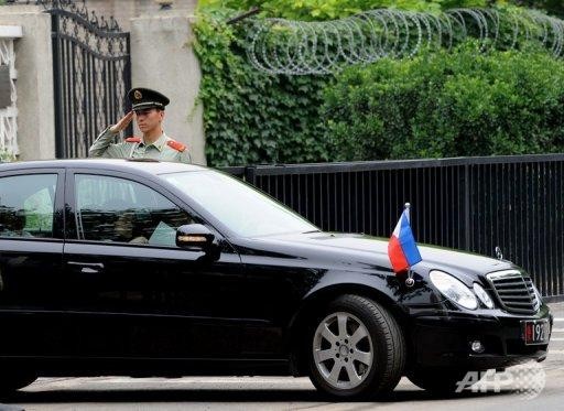 Chiếc xe bán công vụ chở Đại sứ Philippines rời đại sứ quán tại Bắc Kinh hôm 11/5. Ảnh AFP