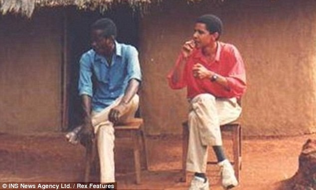 Tổng thống Obama bên ngoài căn nhà của họ hàng tại Kenya trong bức ảnh không đề thời gian chụp. Ông Obama đã phải nỗ lực rất nhiều để từ bỏ thói quen hút thuốc lá.