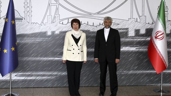 Đại diện của Iran tham gia đàm phán với các nước P5+1 Saeed Jalili (phải) và người đứng đầu ủy ban chính sách đối ngoại của Liên minh châu Âu Catherine Ashton trước khi diễn ra cuộc đàm phán ở Istanbul ngày 12/4/2012.