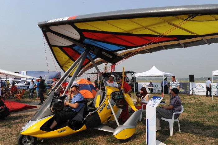 Người dân tham gia triển lãm hàng không tại An Dương