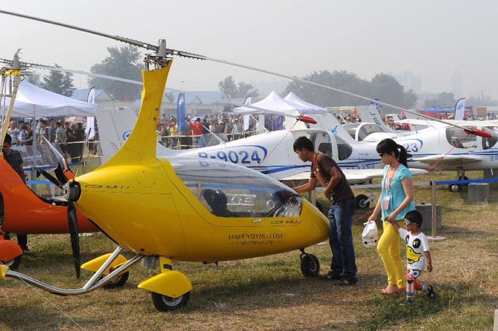 Người dân tham gia triển lãm hàng không tại An Dương
