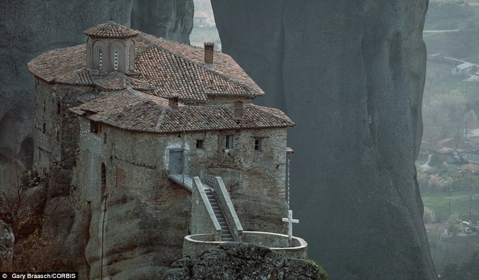 Một tòa tháp của tu viện Roussanou, Hy Lạp được chụp năm 1985.