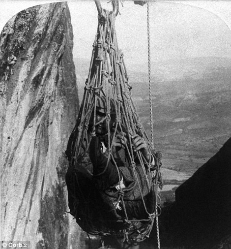 Một người đàn ông treo mình trong túi lưới ở độ cao hơn 80 m.Đây là cách duy nhất để có thể lên tu viện St Barlaam thuộc khu phức hợp Meteora ở Hy Lạp.