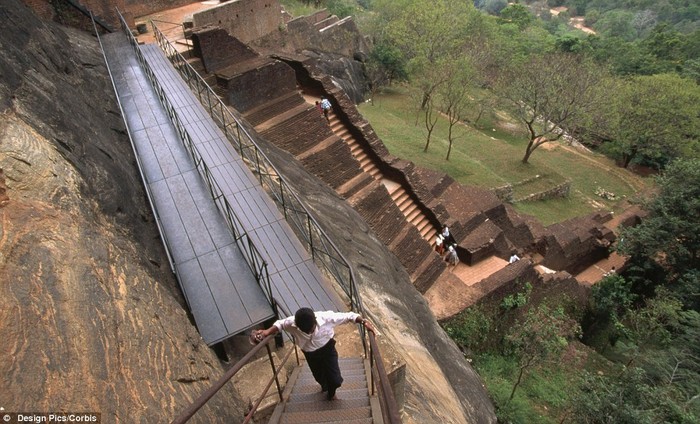 Du khách leo bậc thang dẫn lên tu viện Sigiriya