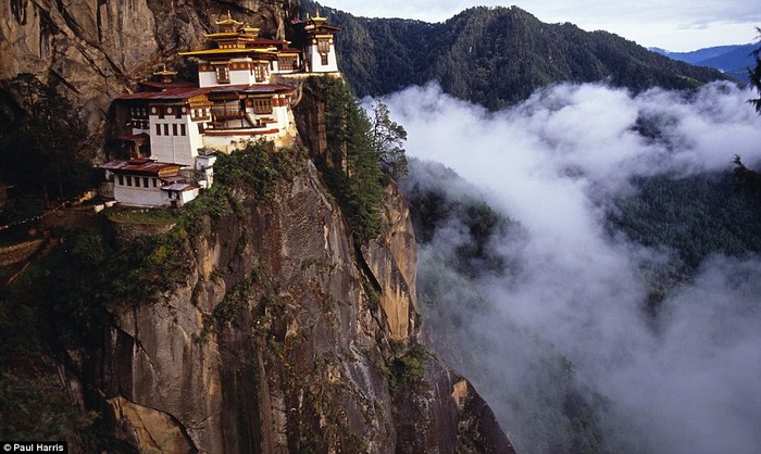 Tu viện Taktshang Tiger's Nest được xây dựng trên vách đá cao 700 m trên thung lũng Paro ở Bhutan.