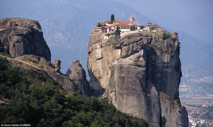 Nằm giữa một tảng đá khá tách biệt, tu viện Holy Trinity là một phần của quần thể các tu viện Meteora - dịch ra có nghĩa là "lơ lửng trên không" tại Hy Lạp.
