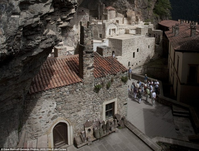 Khách thăm quan tu viện Sumela nằm trên độ cao 1.300 m trên mực nước biển, ngự tại bờ nam của Biển Đen.