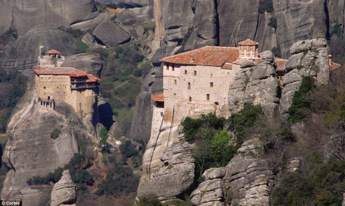 Tu viện Agios Nikolaos Anapafsas (trái) và Agia Roussanou (phải) là một phần của quần thể tu viện Meteora tại Hy Lạp.