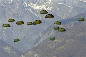 Biệt kích Mỹ nhảy dù xuống Triều Tien (Nguồn: AFP)