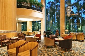 Khách sạn Shangri-la có 747 phòng nghỉ sang trọng đặt trên 3 cánh của toàn tháp với thiết kế sang trọng và nhiều lựa chọn khác nhau dành cho du khách.
