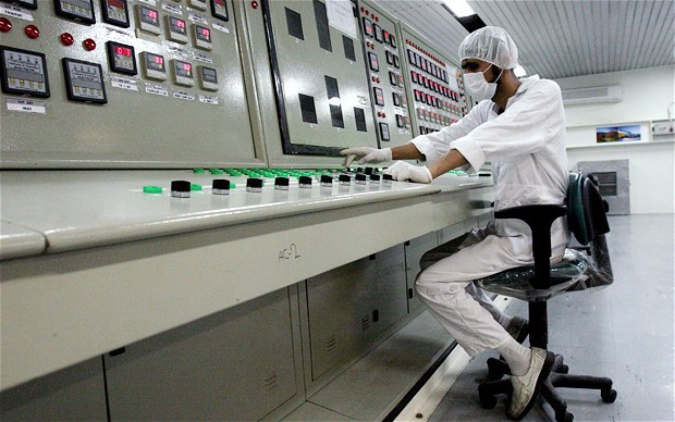 Một kỹ thuật viên Iran làm việc tại Cơ sở chuyển đổi uranium gần Isfahan. Ảnh: AP