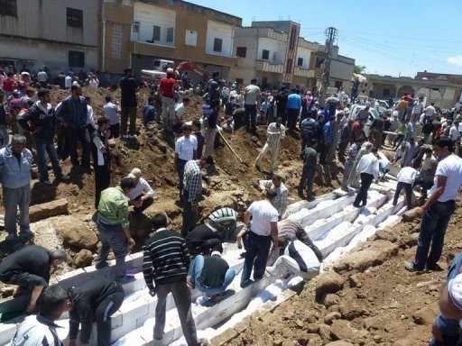 Chôn cất các nạn nhân trong vụ thảm sát ở Houla hôm 26/5 (Nguồn: AFP)