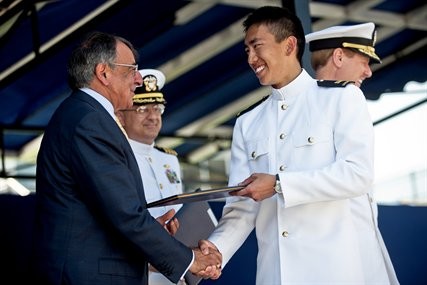 Ông Panetta chúc mừng sinh viên tốt nghiệp Học viện Hải quân Mỹ.