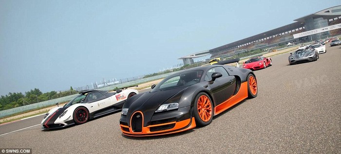 Một chiếc Bugatti Veyron Super Sport trị giá 4 triệu bảng Anh và một chiếc Pagani Zonda Cinque 2 triệu bảng Anh dẫn đầu đoàn xe.