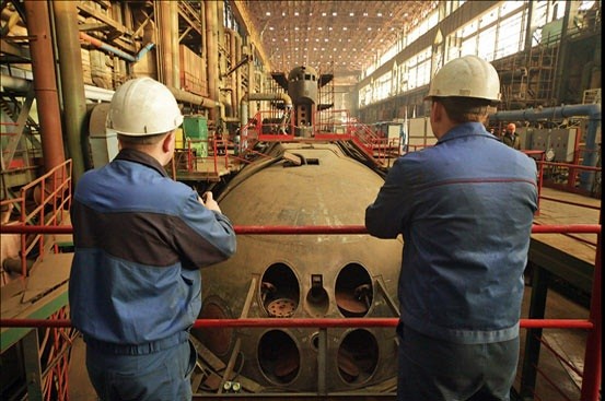 Công nhân làm việc tại nhà máy sửa chữa tàu ngầm Zvezdochka